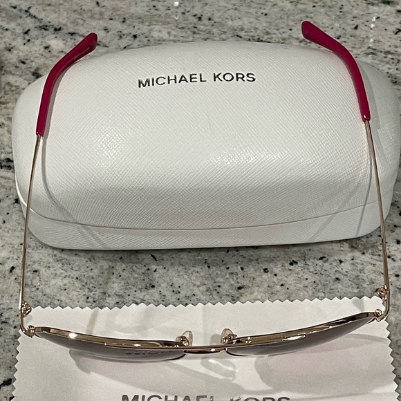Michael Kors Sunglasses 😎 - Picture 4 of 13